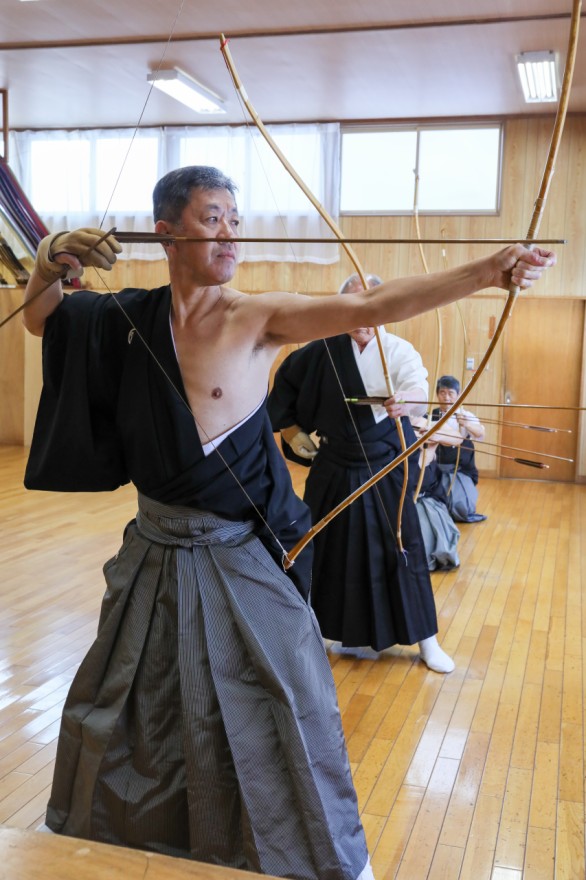 新しい１年の上達を願い矢を放つ（弓道、函館市弓道連盟初射会）