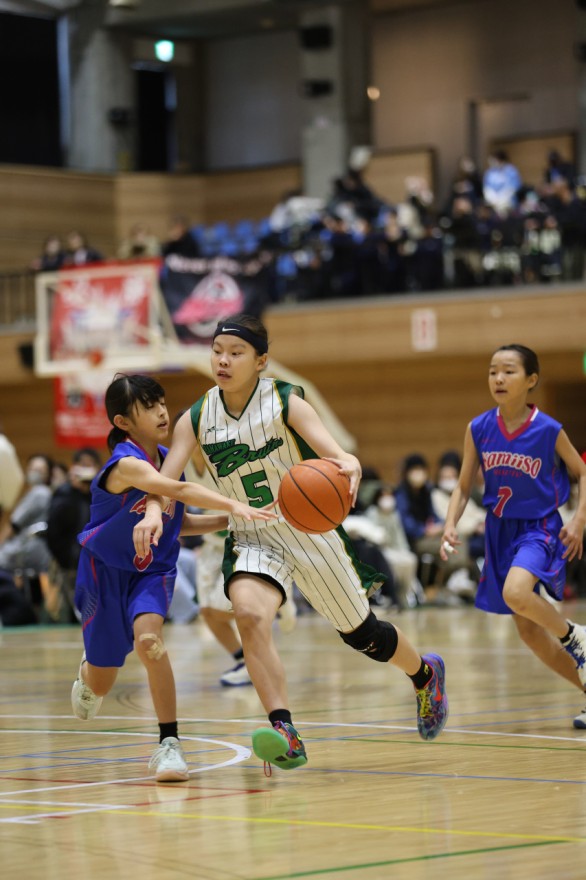 相手のディフェンスを押しのけながらドリブルで突破する（ミニバスケットボール、第４４回函館地区秋季大会）