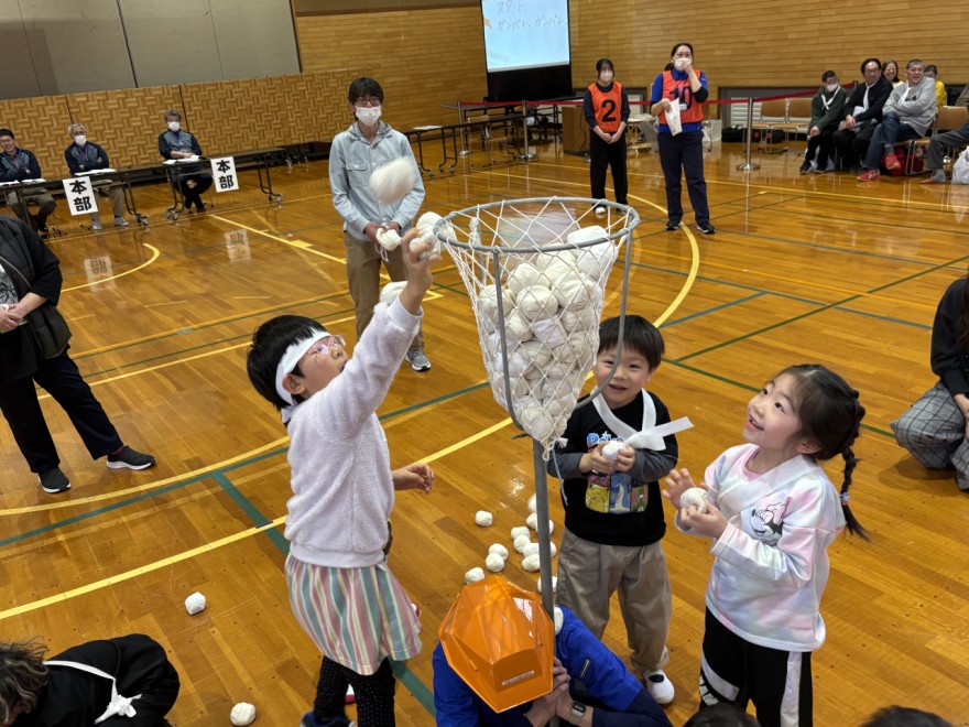 一生懸命玉を投げ入れる子どもたち
