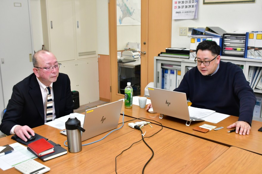 東京の企業とオンライン商談を行うキングベークの社員