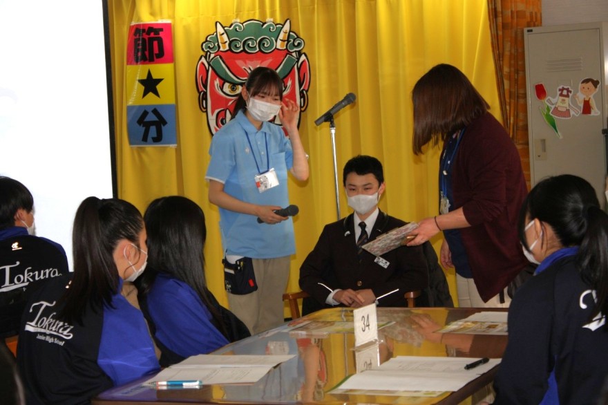 ネックスピーカーを体験する生徒