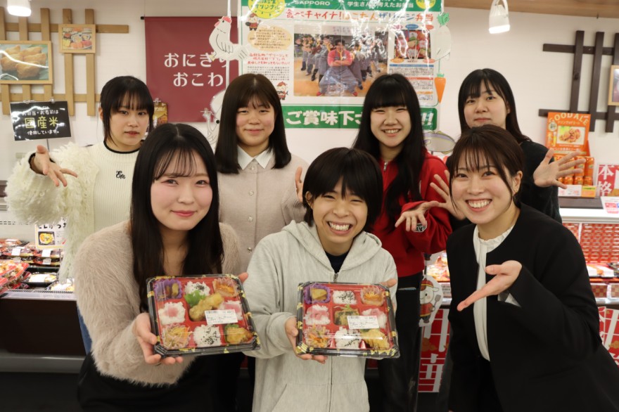 「食べチャイナ！はこたんザリージ弁当」をＰＲする学生たち