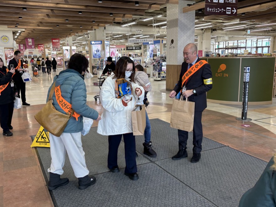 投票を呼びかける佐藤支所長（右）ら