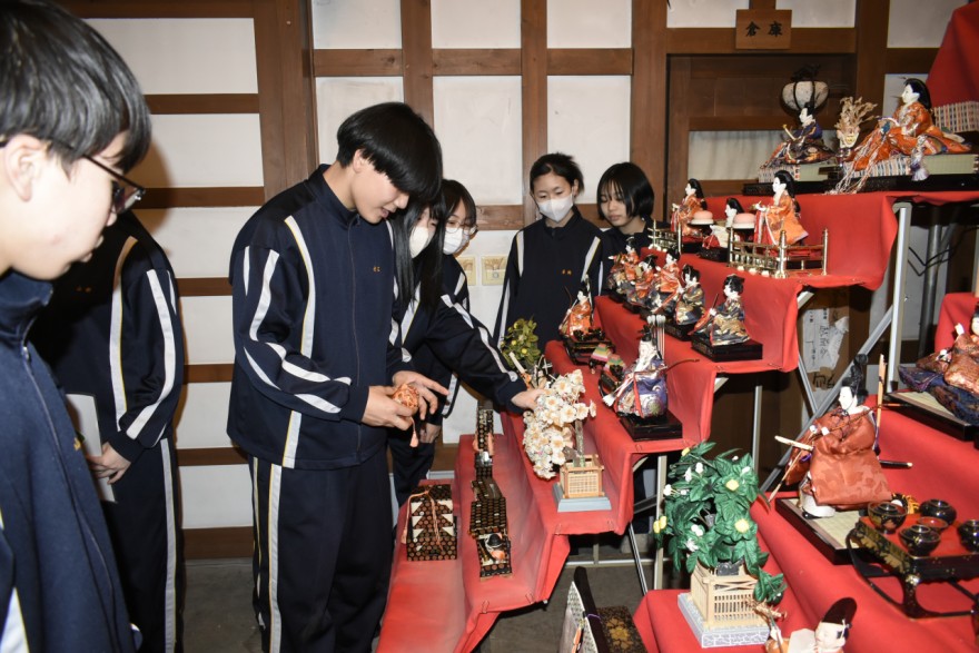 ひな人形を飾り付ける生徒たち