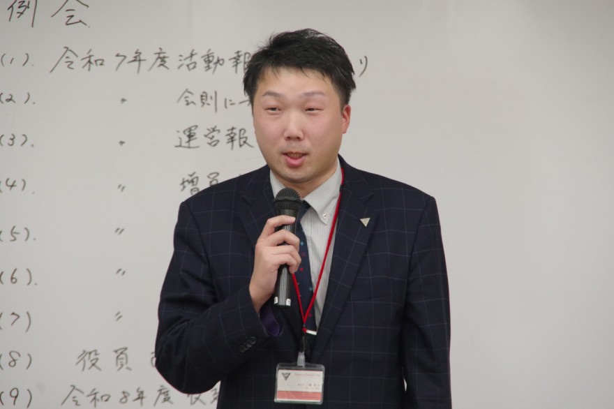 あいさつする三橋新会長