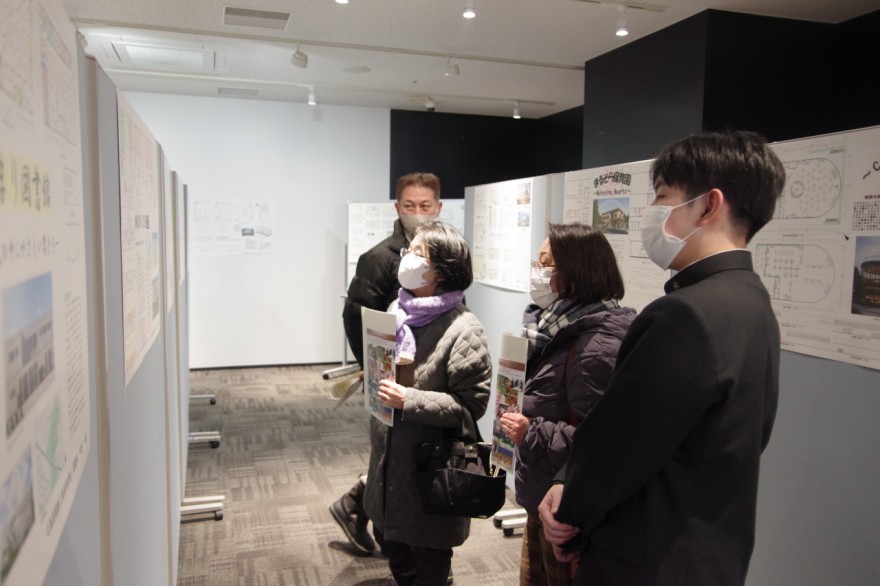 生徒から説明を受ける来場者