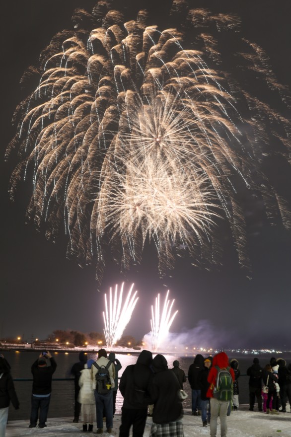 冬の夜空に輝く「はこだて冬花火」（７日午後６時１０分ごろ、末広町）