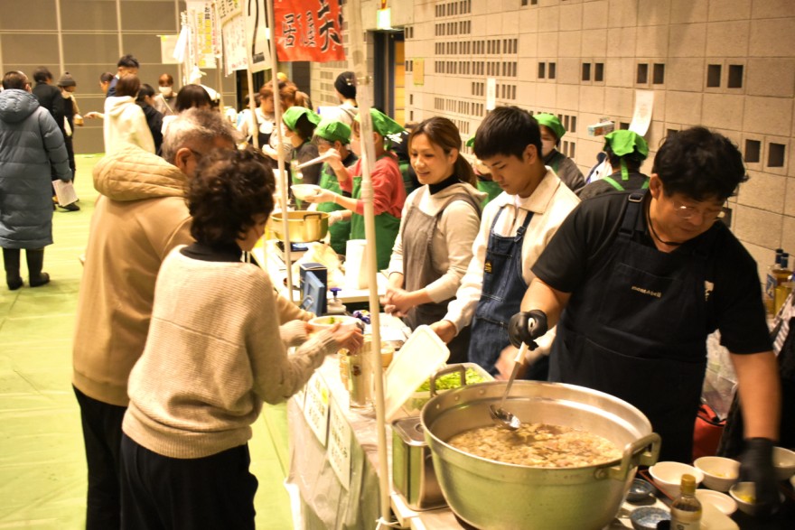 多彩な鍋が勢ぞろいしたまつりの会場