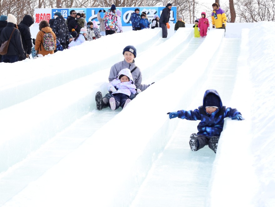 ジャンボ滑り台を楽しむ親子連れ