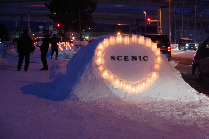 沿道を照らすワックスキャンドル