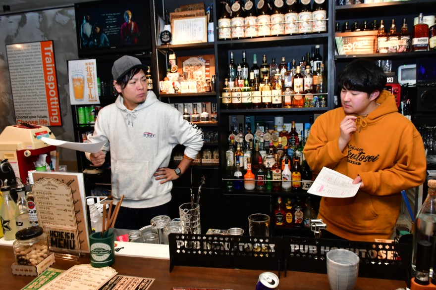 店のカウンターでけいこに励む加藤さん（左）と高橋さん