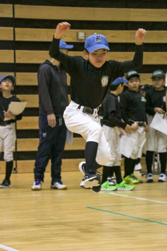 立ち三段跳びに挑戦する参加者