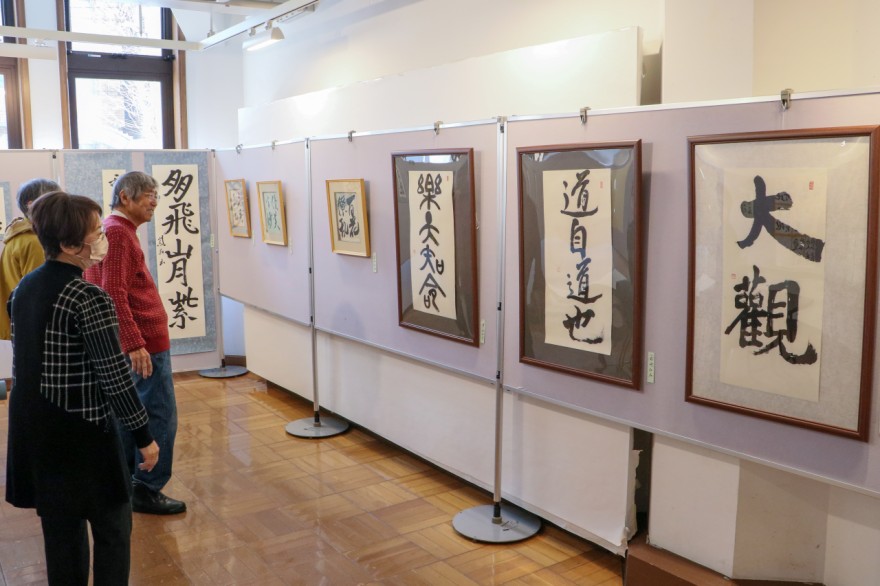 生徒の力作が並ぶ会場