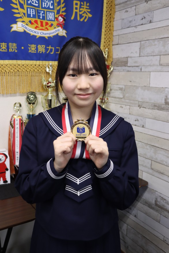 メダルを手に４段認定を喜ぶ笠木さん