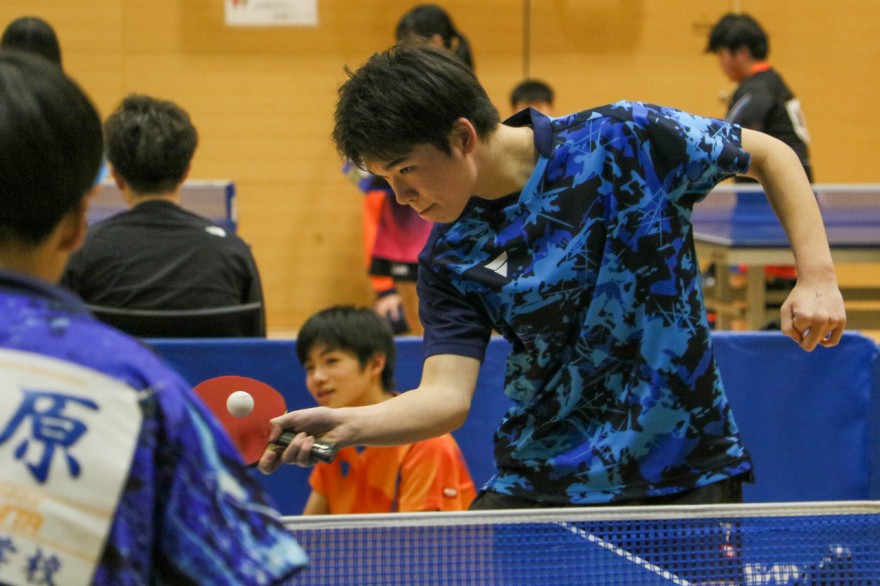 優勝目指しラリーを展開する選手