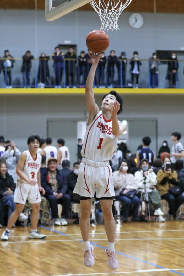 【男子１回戦、函工－滝川西】第１クオーター、函工の飛山颯がシュートを決め２０点目とする（６日）