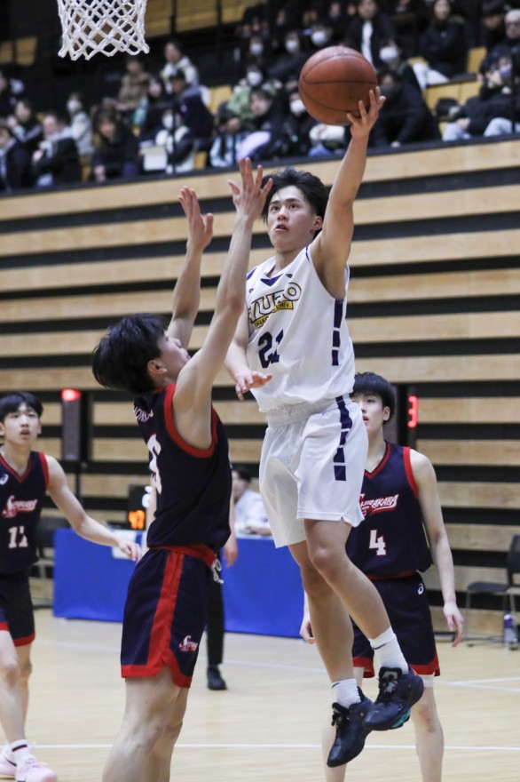 【男子３位決定戦、函大有斗－白樺学園】第２クオーター、函大有斗の古賀がドライブからシュートを放つ（８日）