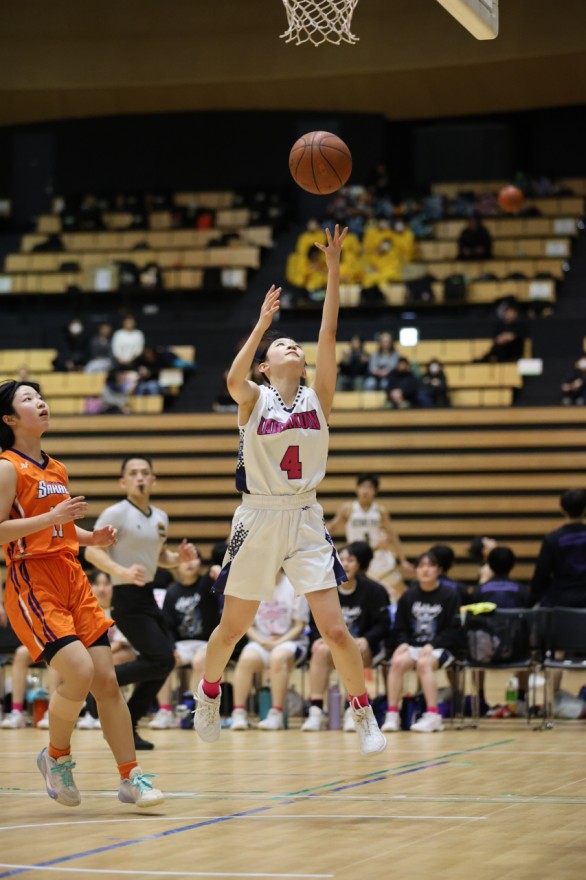 【女子２回戦、遺愛女子―北海道栄】第２クオーター、ドリブルでゴール下に潜り込みシュートを放つ遺愛女子の横手