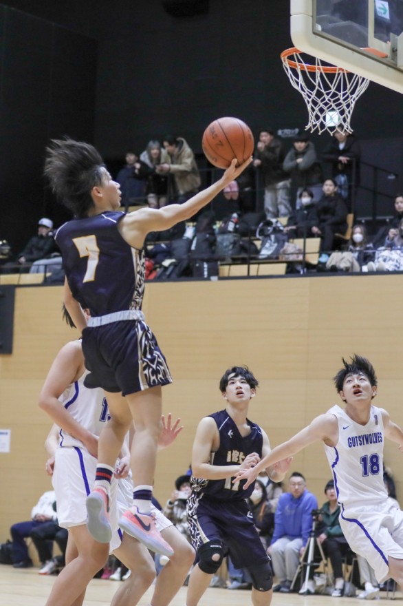 【男子２回戦、函大谷－恵庭南】第２クオーター、函大谷の田浦綺琥斗がシュートを決め３４点目とする（７日）