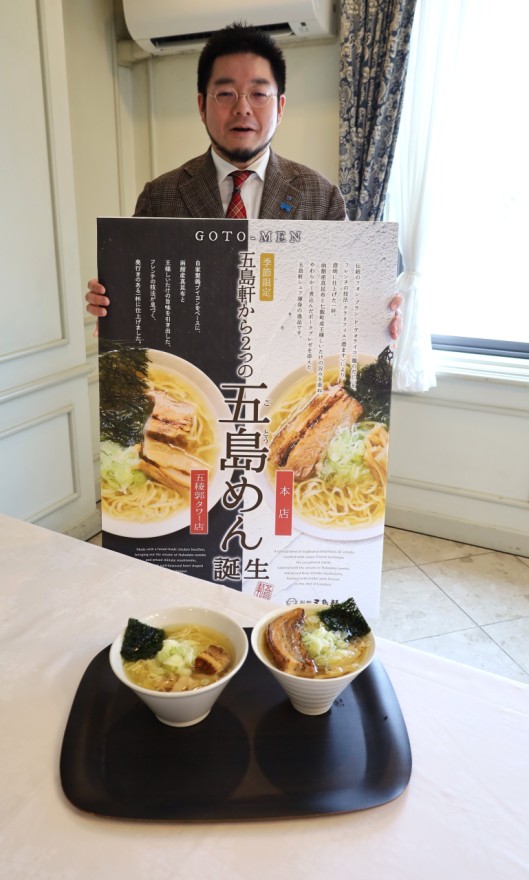２種類の「五島めん」をＰＲする若山社長