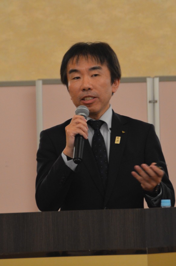 講演する野見山課長