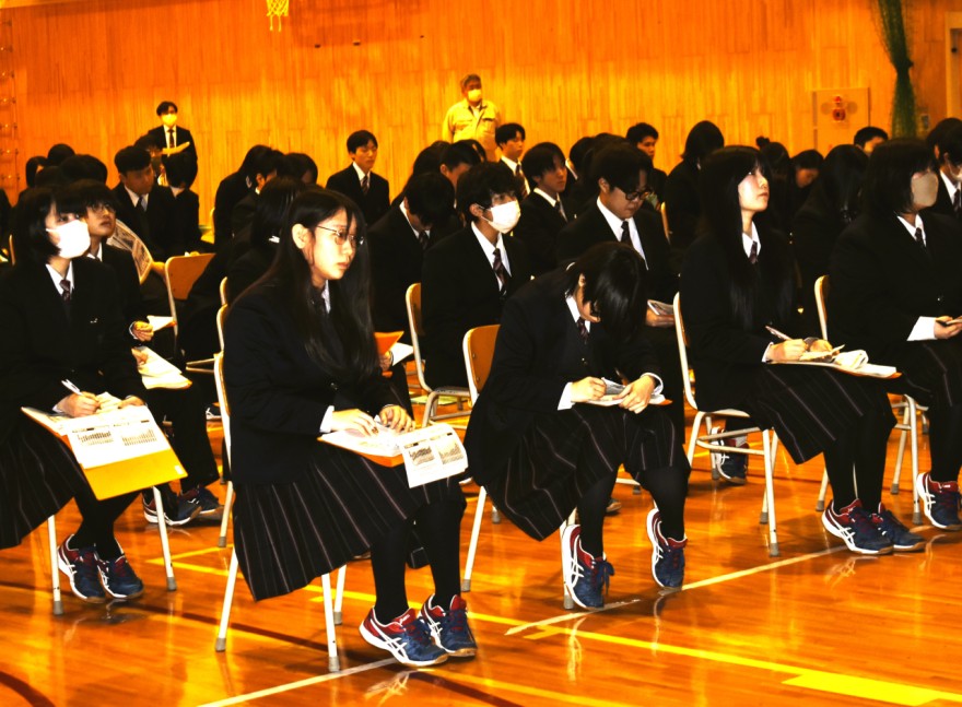 講演を聞く生徒