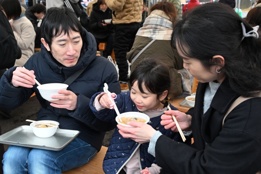 ごっこ汁を味わう来場者