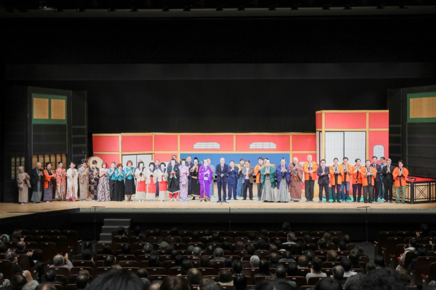 出演者全員で舞台や地域の発展を願い行った三本締め