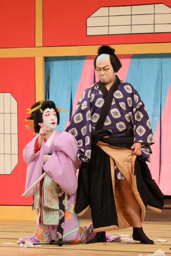 寺岡平右衛門（右、若山豪さん）が遊女お軽（黒瀧達也さん）を刺そうとするなど、きょうだい間で演じられたうそと真実の緊張感、妹を犠牲にしようとする非情な情が演じられた「仮名手本忠臣蔵（七段目・祇園一力茶屋の場）」