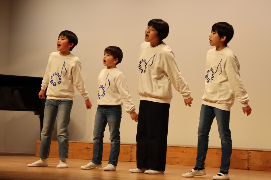 各グループが美しい歌声を響かせたコンテスト