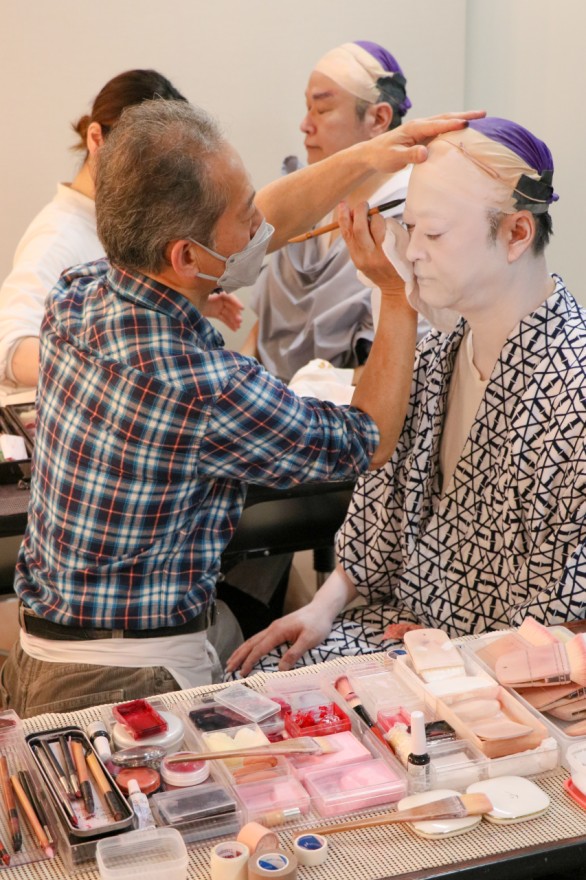 開演約４時間前から順に行われた化粧。顔を白く塗ってから歌舞伎独特の意味合いを持つ色が付けられる（午前９時５０分ごろ）