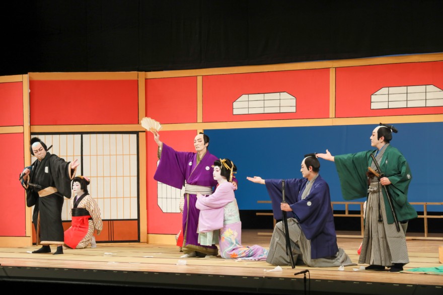 平右衛門とお軽きょうだいの純真な思いを見守った大星由良之助（中央左、三上昭広さん）の登場で幕を閉じた「仮名手本忠臣蔵（七段目・祇園一力茶屋の場）」