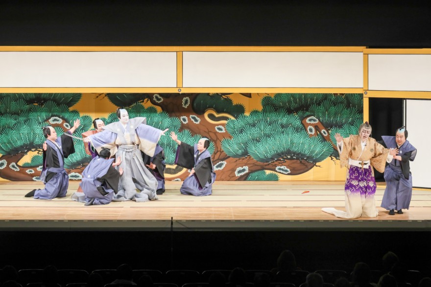 名せりふ「殿中でござる」が飛び交う中、ユーモアある表情で松の廊下の緊張感を和らげた吉良上野介役の今さん（右から２人目）＝仮名手本忠臣蔵、三段目・松の間の場