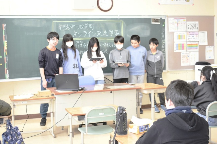 学習の成果を発表する松城小の児童