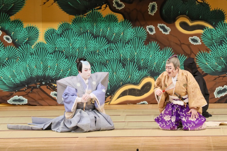 吉良上野介（右、今均さん）から侮辱的な言葉をかけられ、耐える浅野内匠頭（高橋優太さん）。二人の表情は観客を引き込んだ（仮名手本忠臣蔵、三段目・松の間の場）