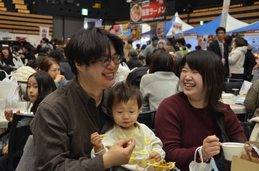 イベントのグルメを味わい笑顔の来場者