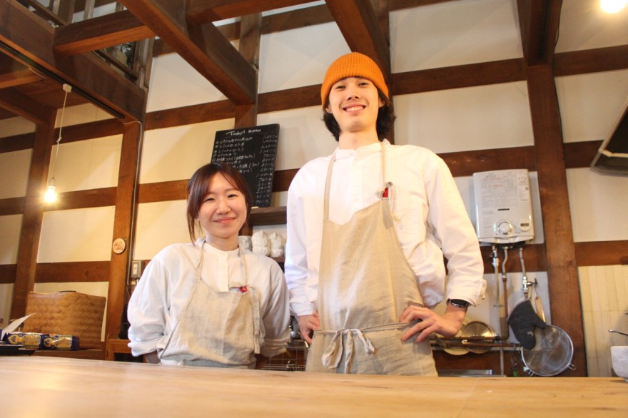 「幅広い世代にノルディックワッフルを味わってほしい」と話す菅原さん（左）と松本さん