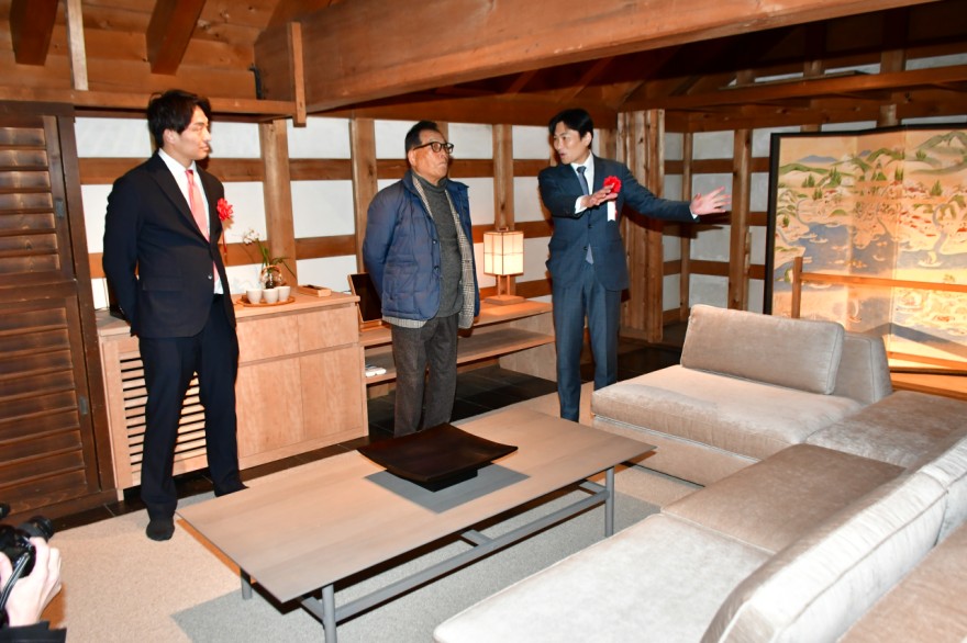 蔵を活用した２号室。左から高社長、東出さん、他力野社長