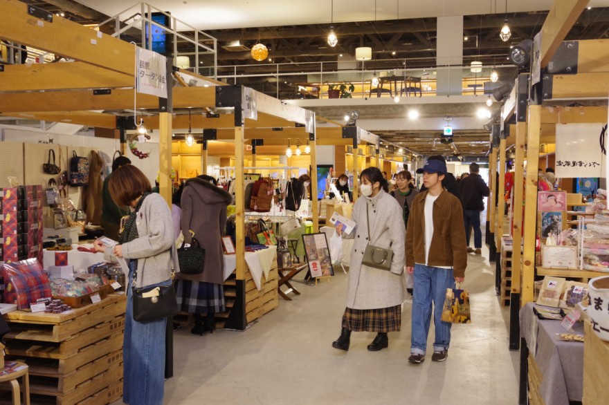 会場を巡る来場者