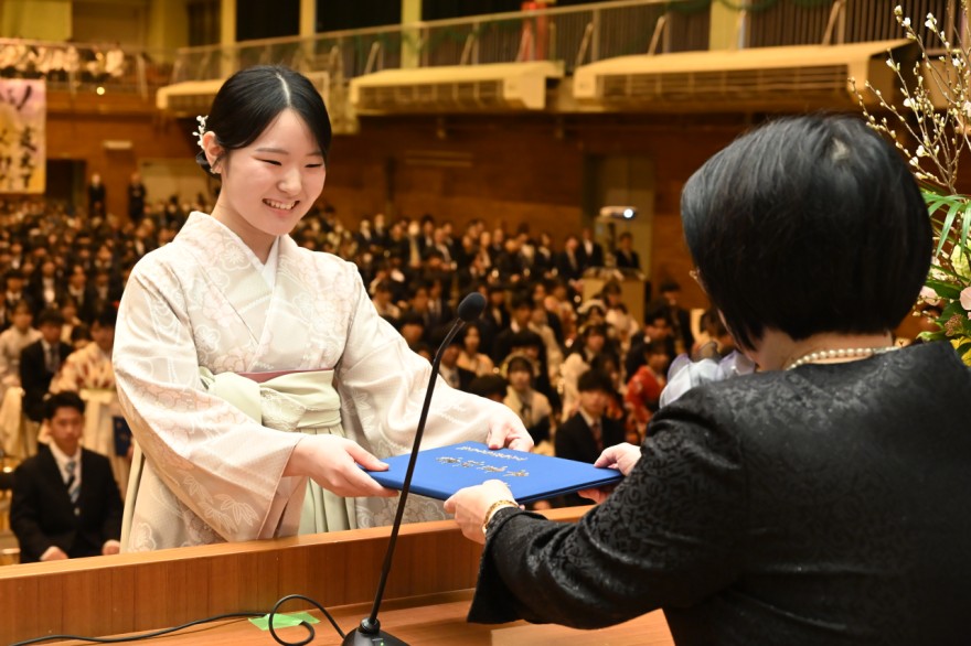 飛躍誓い新天地へ 道南の公立高校で卒業式 / 函館新聞デジタル