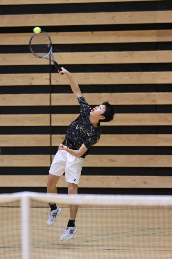 「受けてみろ」。こん身のサーブを放つ（テニス、全国選抜ジュニア選手権大会光杯北海道大会道南西ブロック予選大会）