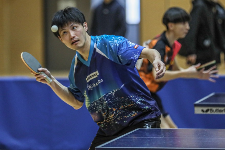 ボールをよく見てサーブを放つ（卓球、函館協会会長杯・硬式の部）