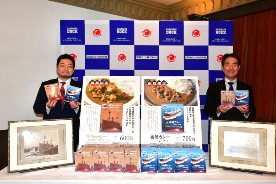 ２種類のレトルトカレーをＰＲする若山社長（左）と服部社長