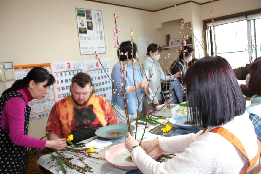 生け花を学ぶ参加者
