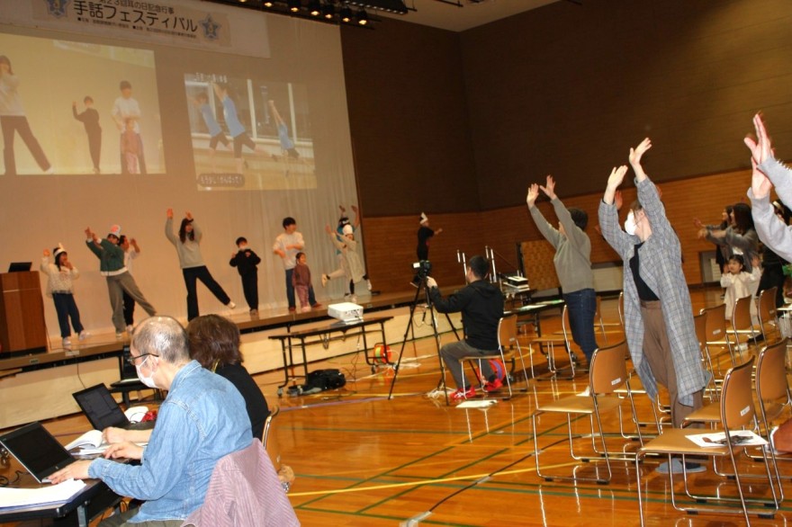 会場一体となった「函館いか踊り体操」が行われた会場