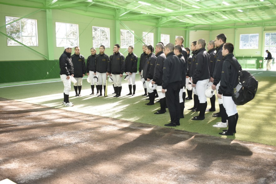 ピッチングブルペンを見学する野球部員ら