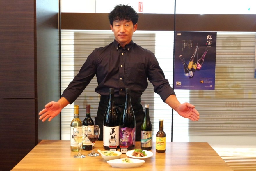 「函館テイステーション」をＰＲする食の宝庫北海道ＪＲ函館駅店のスタッフ