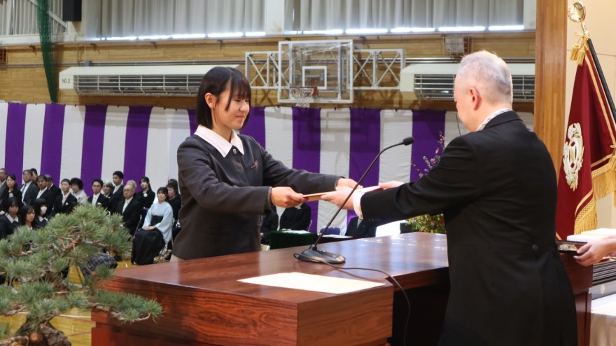 斉藤校長から卒業証書を受け取る卒業生