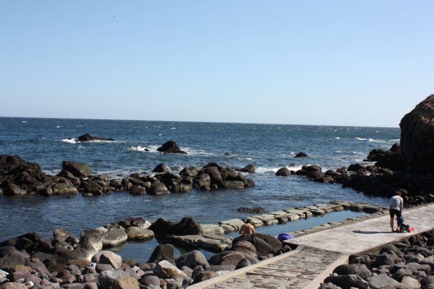 入浴を楽しむ利用者が戻った「水無海浜温泉」（２日）