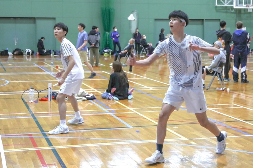 個人戦ダブルスで熱戦を展開する選手